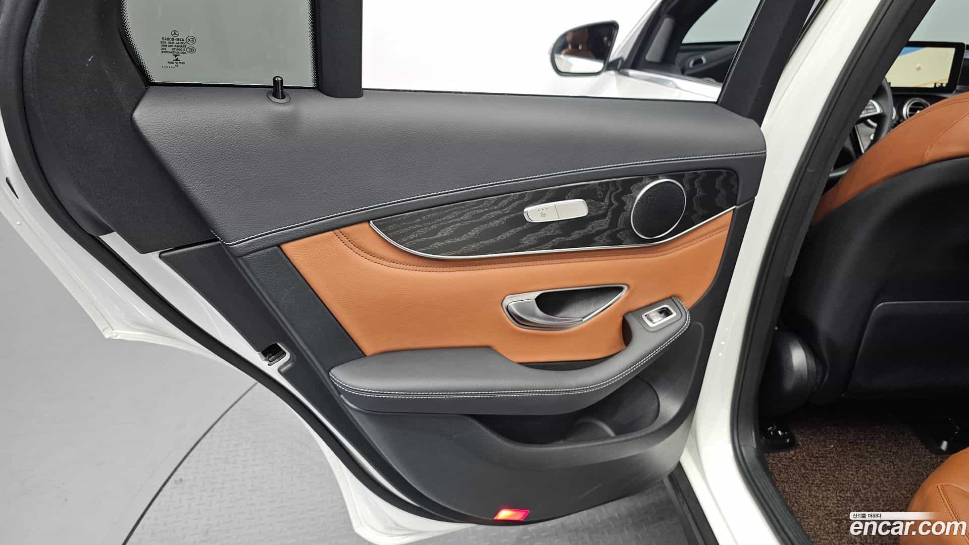 GLC-Class Mercedes-Benz 2018.1-INNER-035