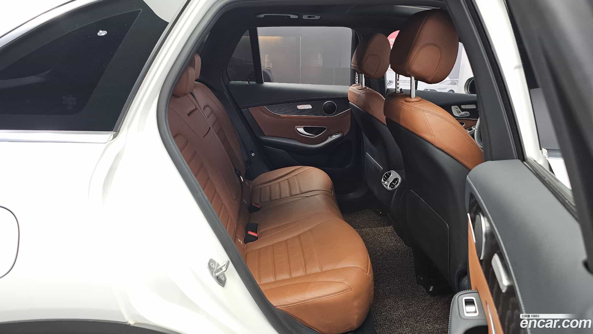GLC-Class Mercedes-Benz 2018.1-INNER-036