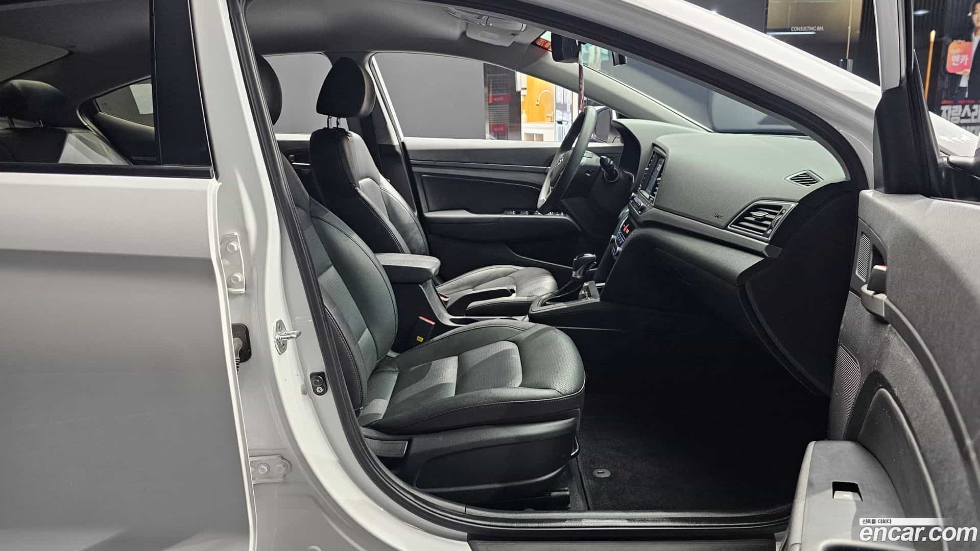 AVANTE Hyundai 2017.7-OPTION-015