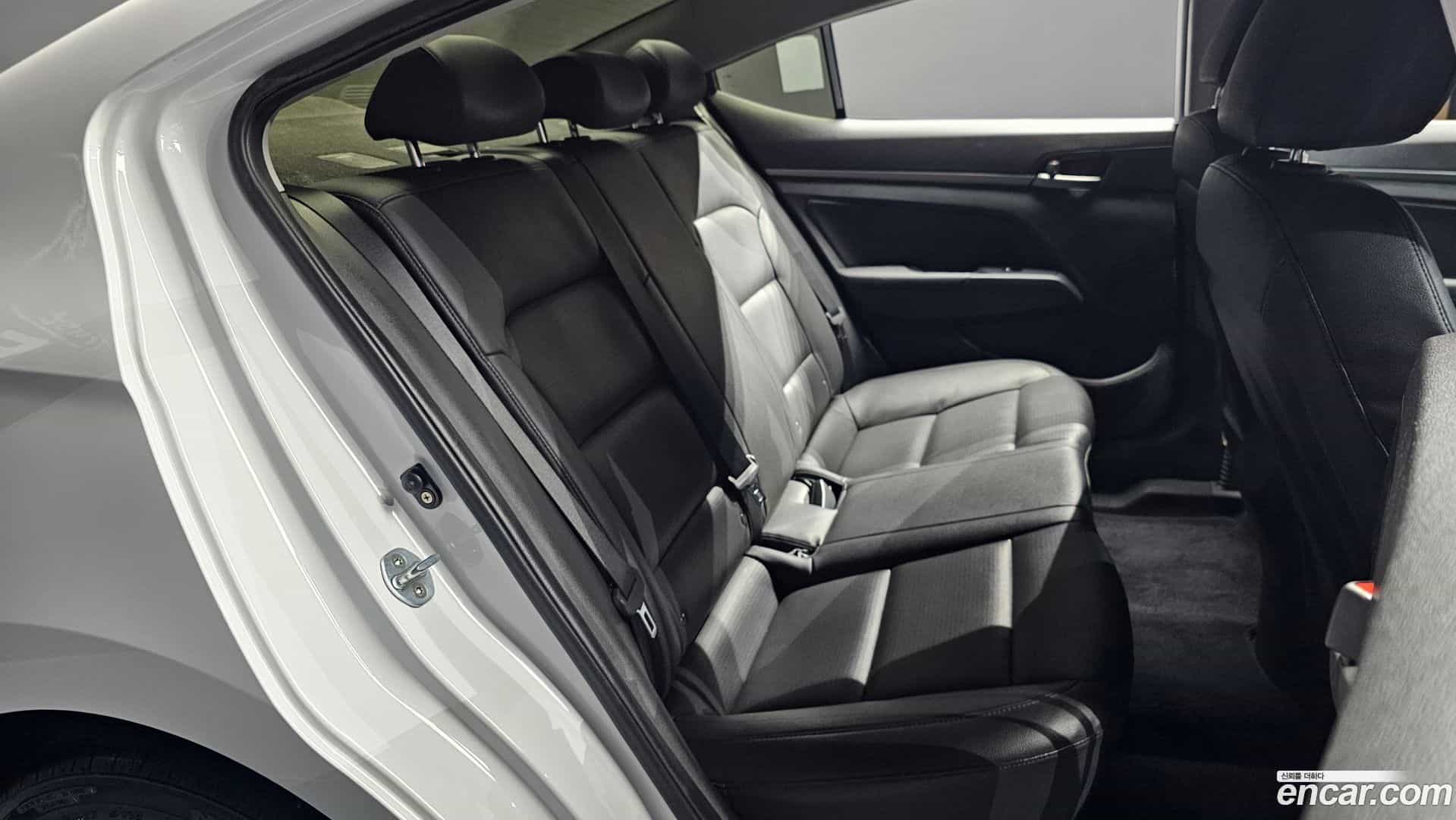 AVANTE Hyundai 2017.7-OPTION-016