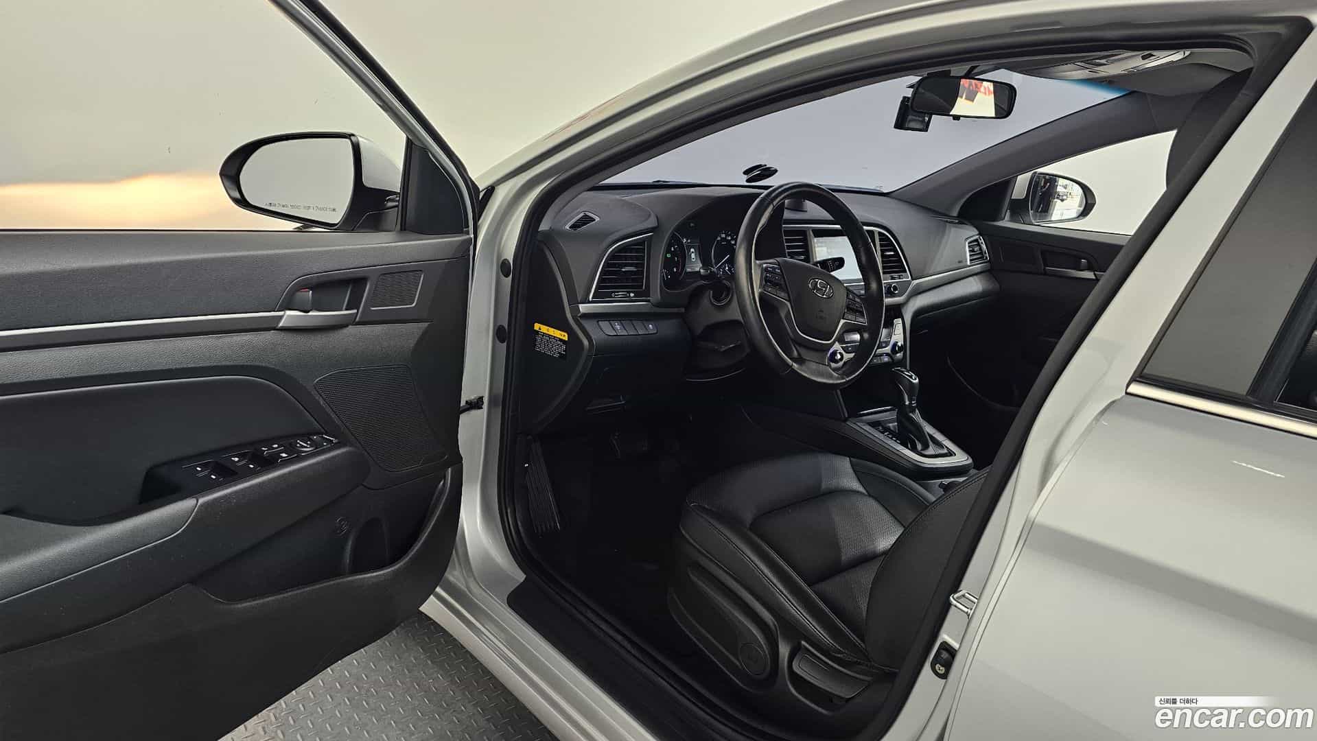 AVANTE Hyundai 2016.10-INNER-010