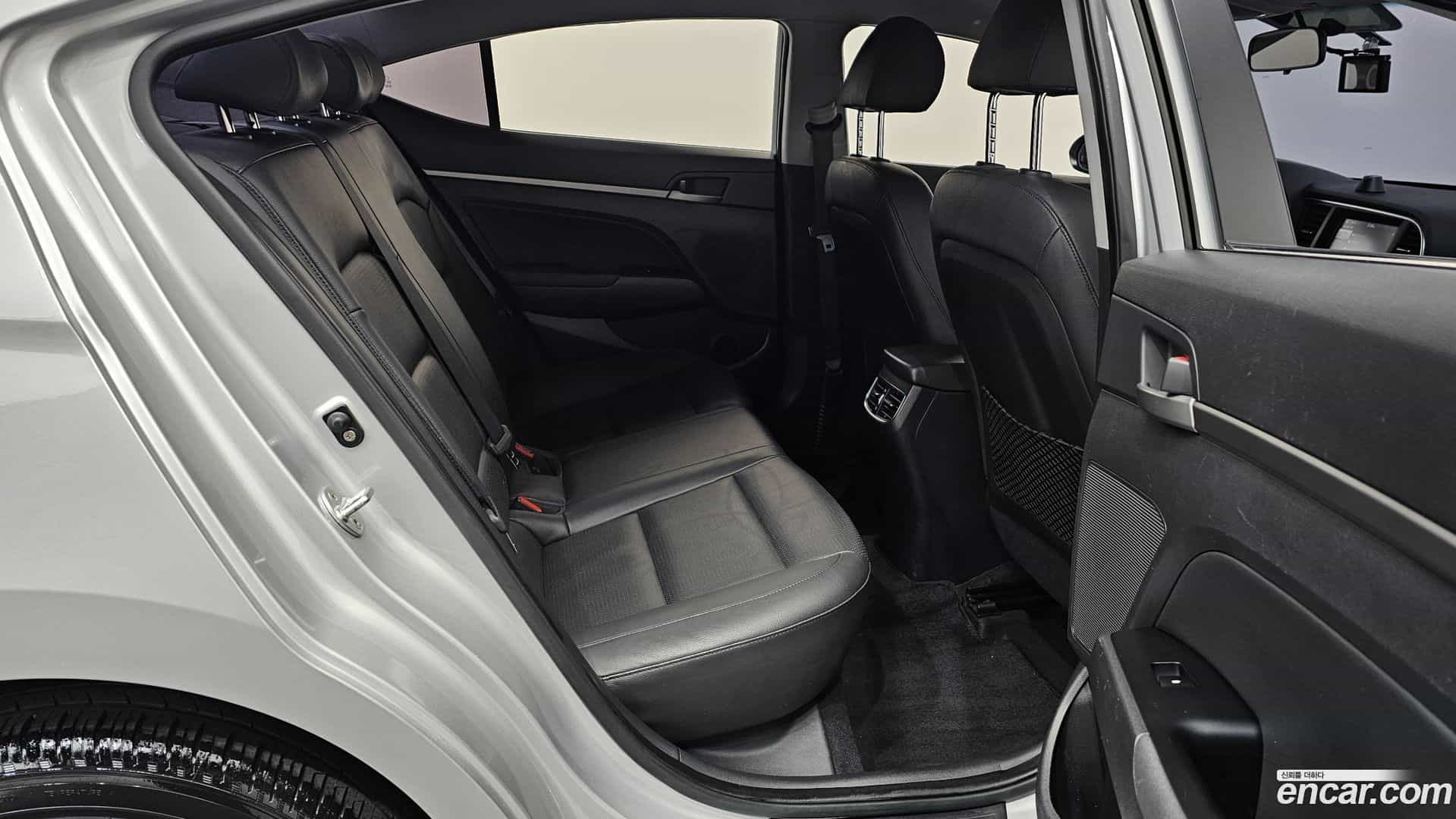AVANTE Hyundai 2016.10-OPTION-015