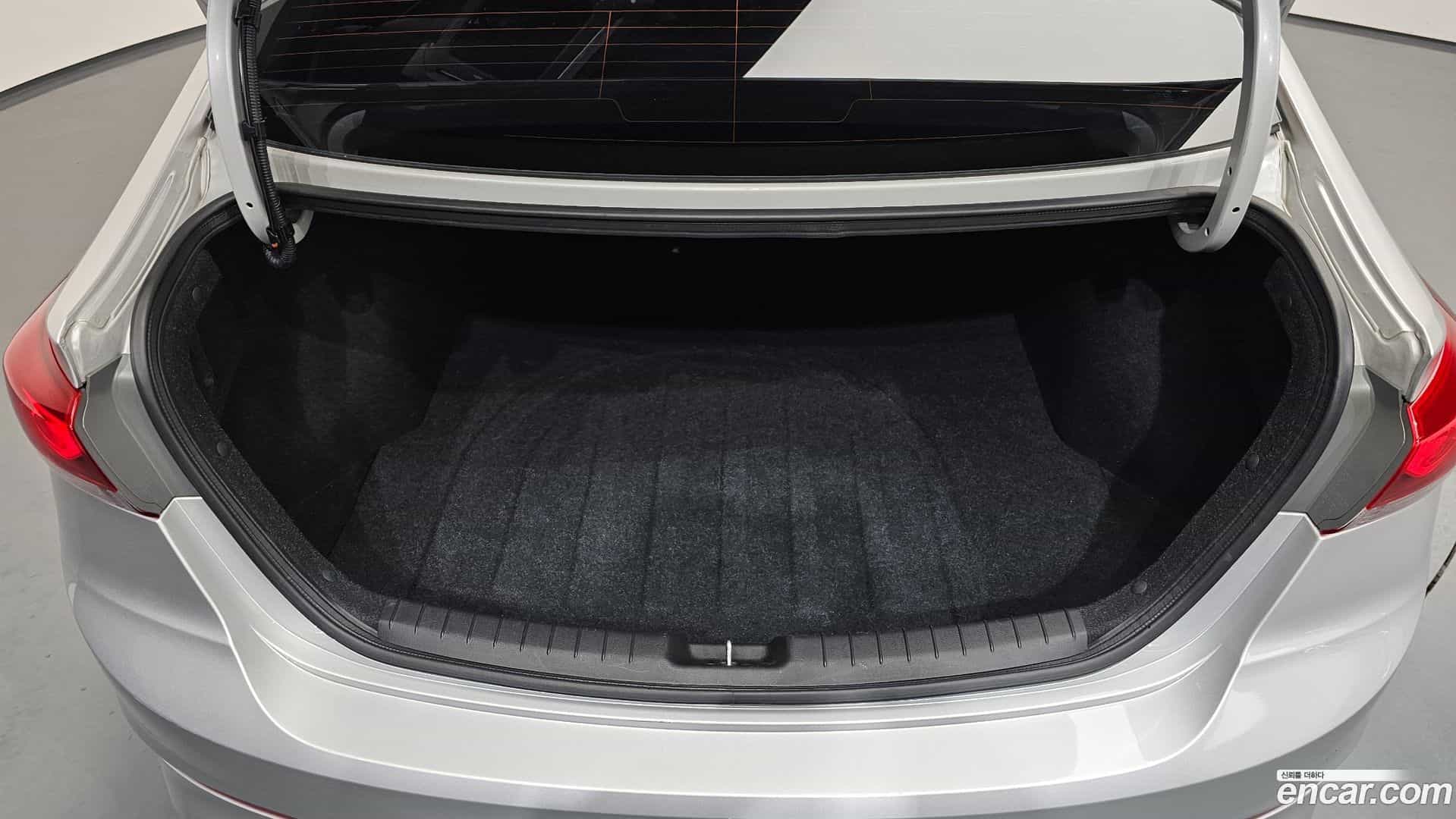AVANTE Hyundai 2016.10-OPTION-022