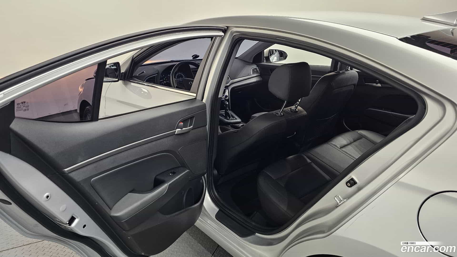 AVANTE Hyundai 2016.10-OPTION-023