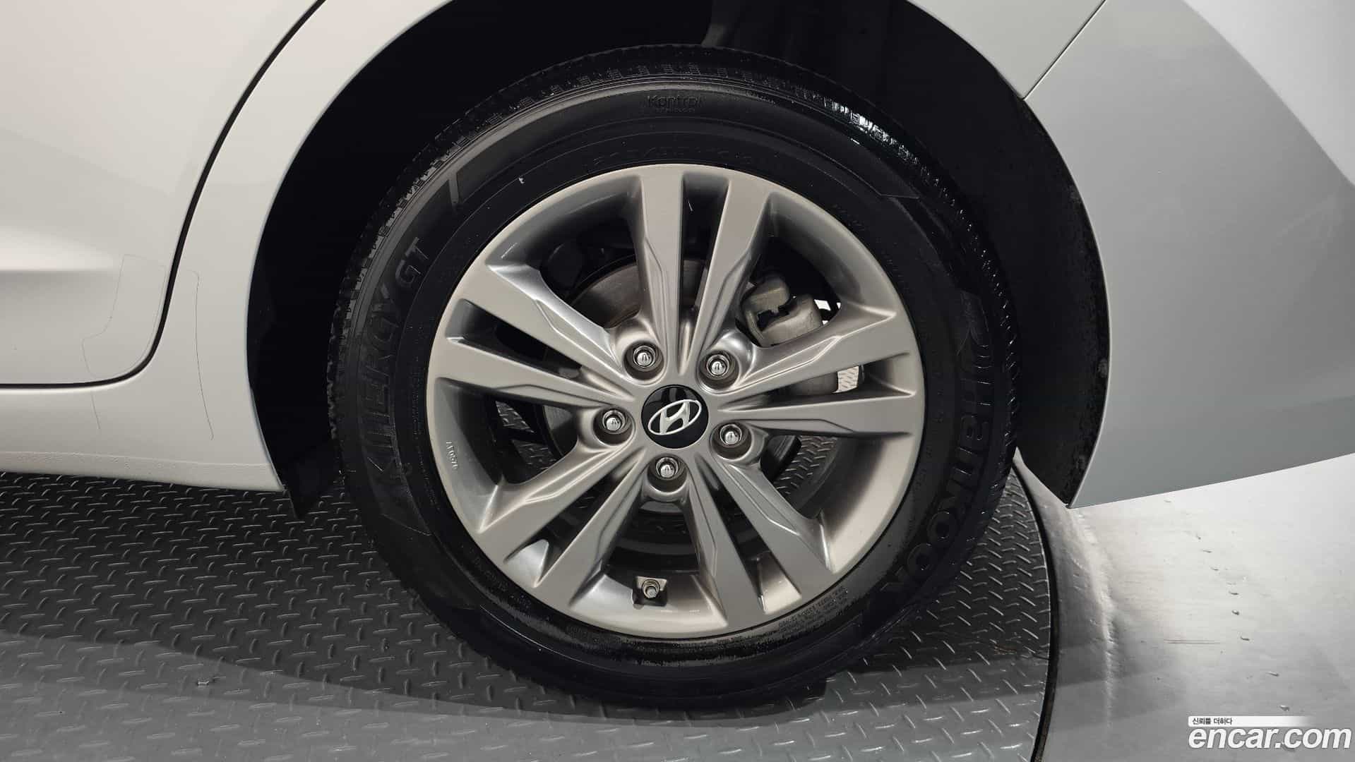 AVANTE Hyundai 2016.10-OUTER-031