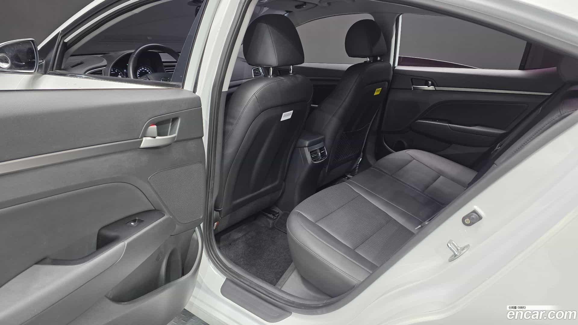 AVANTE Hyundai 2016.8-OPTION-016