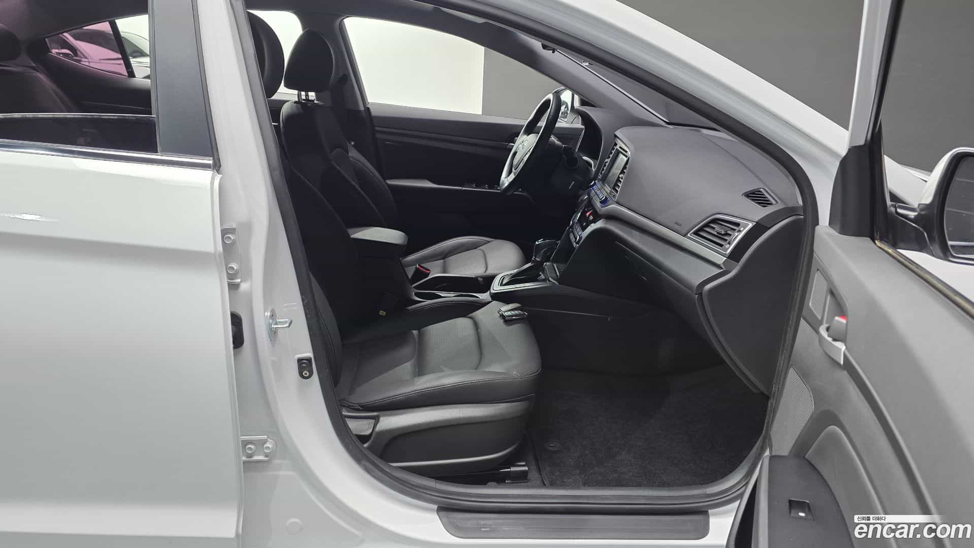 AVANTE Hyundai 2016.8-INNER-036