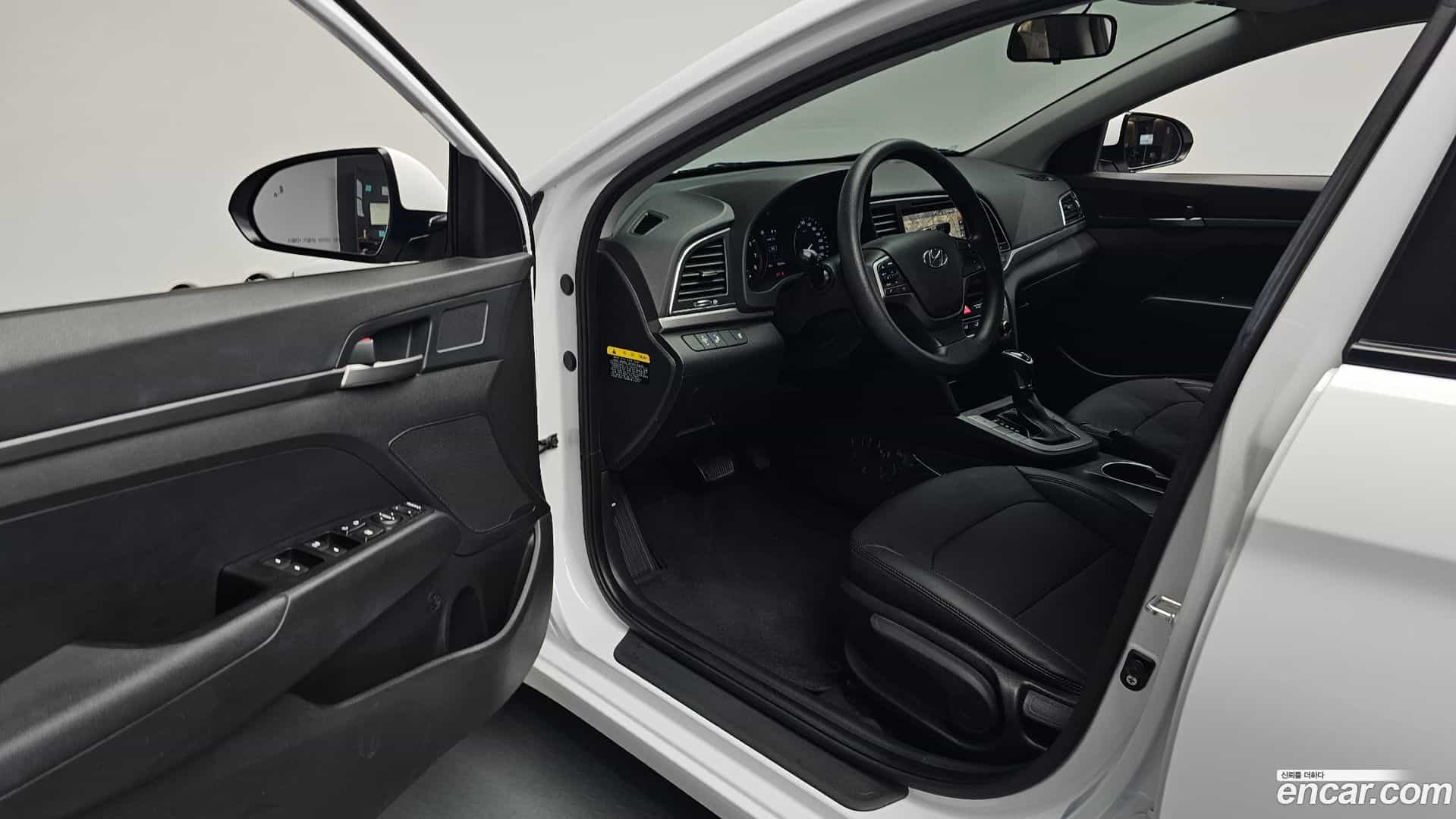 AVANTE Hyundai 2018.1-INNER-010