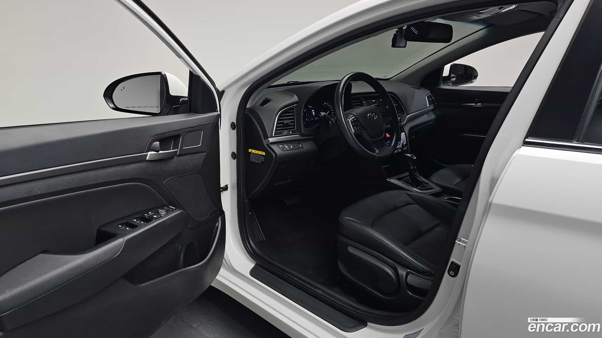 AVANTE Hyundai 2015.9-INNER-010
