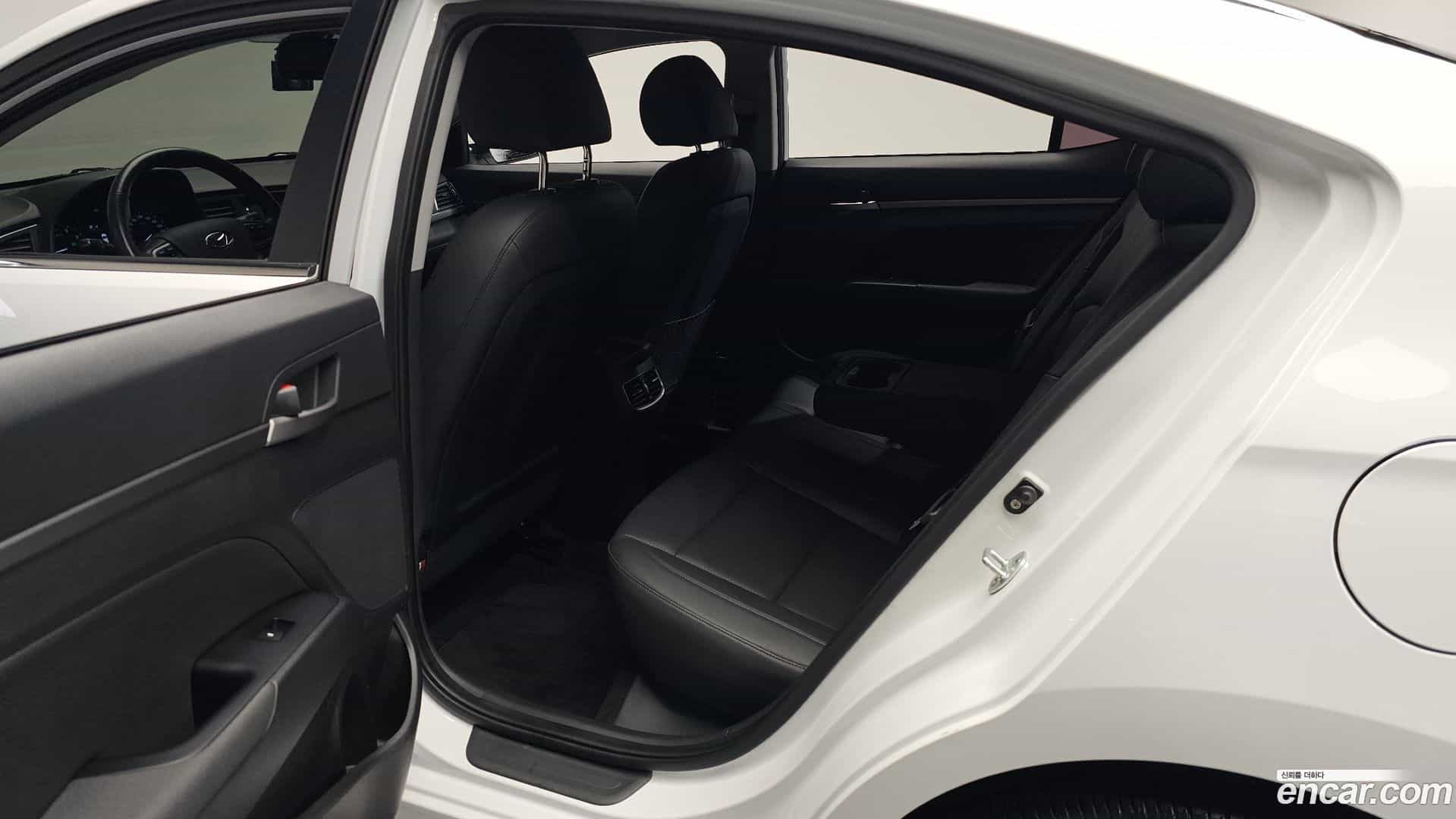 AVANTE Hyundai 2015.9-OPTION-015