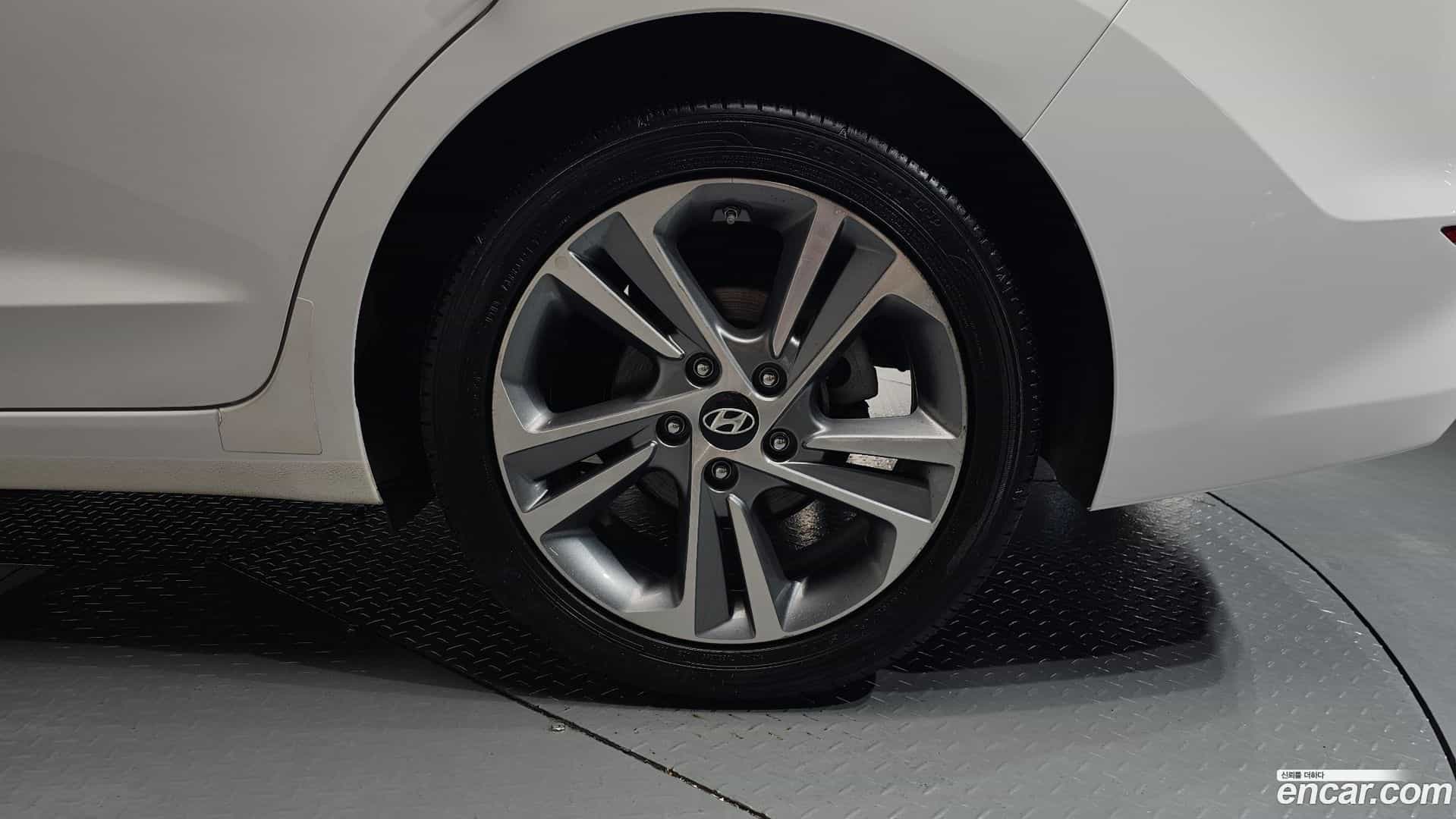 AVANTE Hyundai 2015.9-OUTER-031