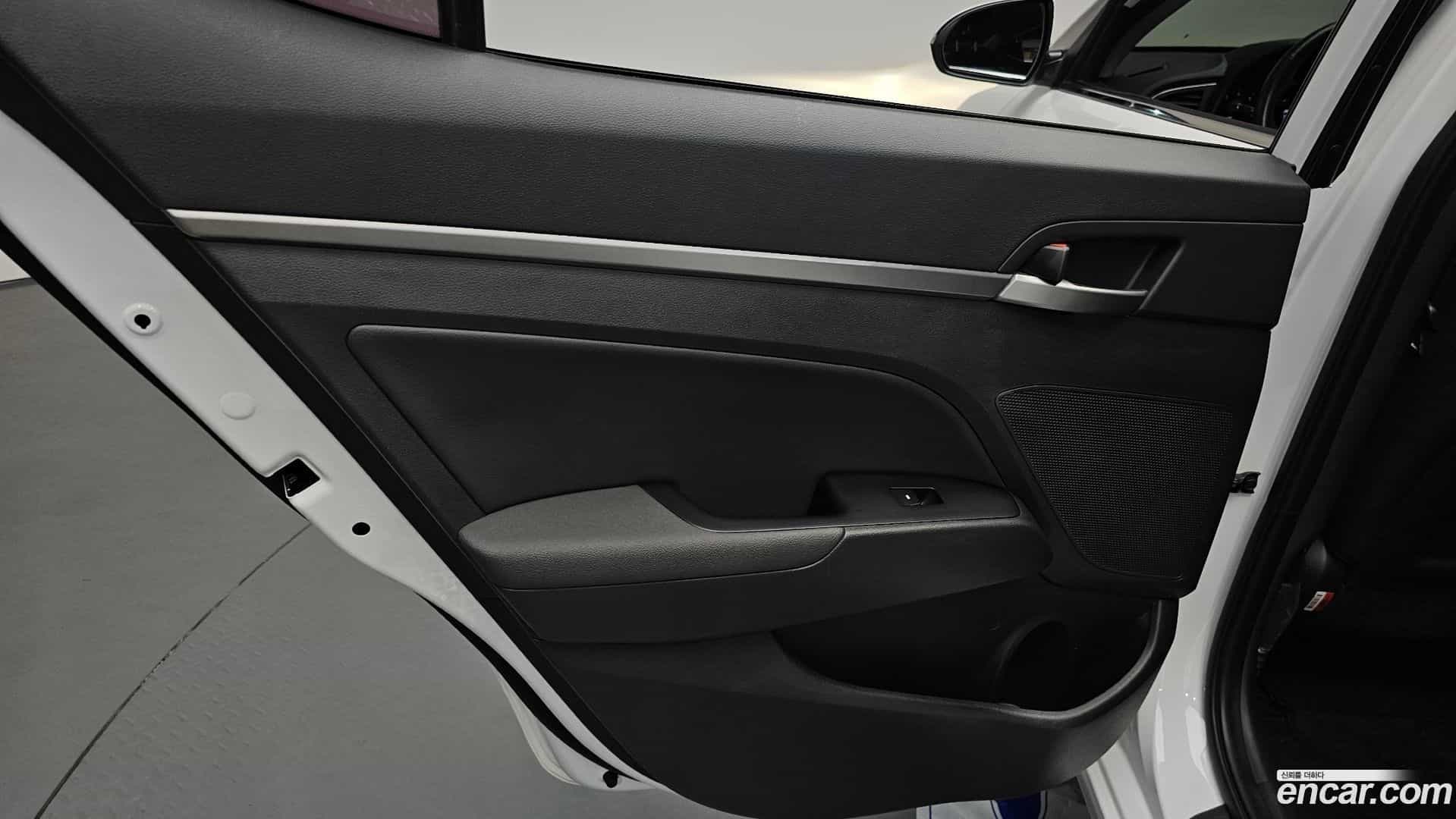 AVANTE Hyundai 2015.9-INNER-035