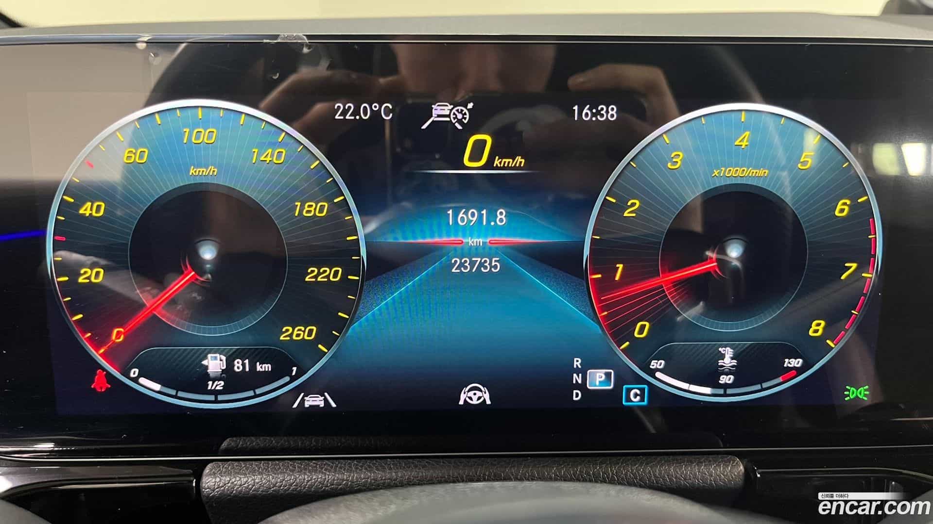 GLA-Class Mercedes-Benz 2022.11-INNER-008
