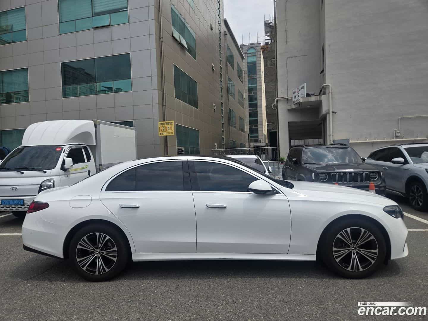 E-Class Mercedes-Benz 2025.11-OUTER-005