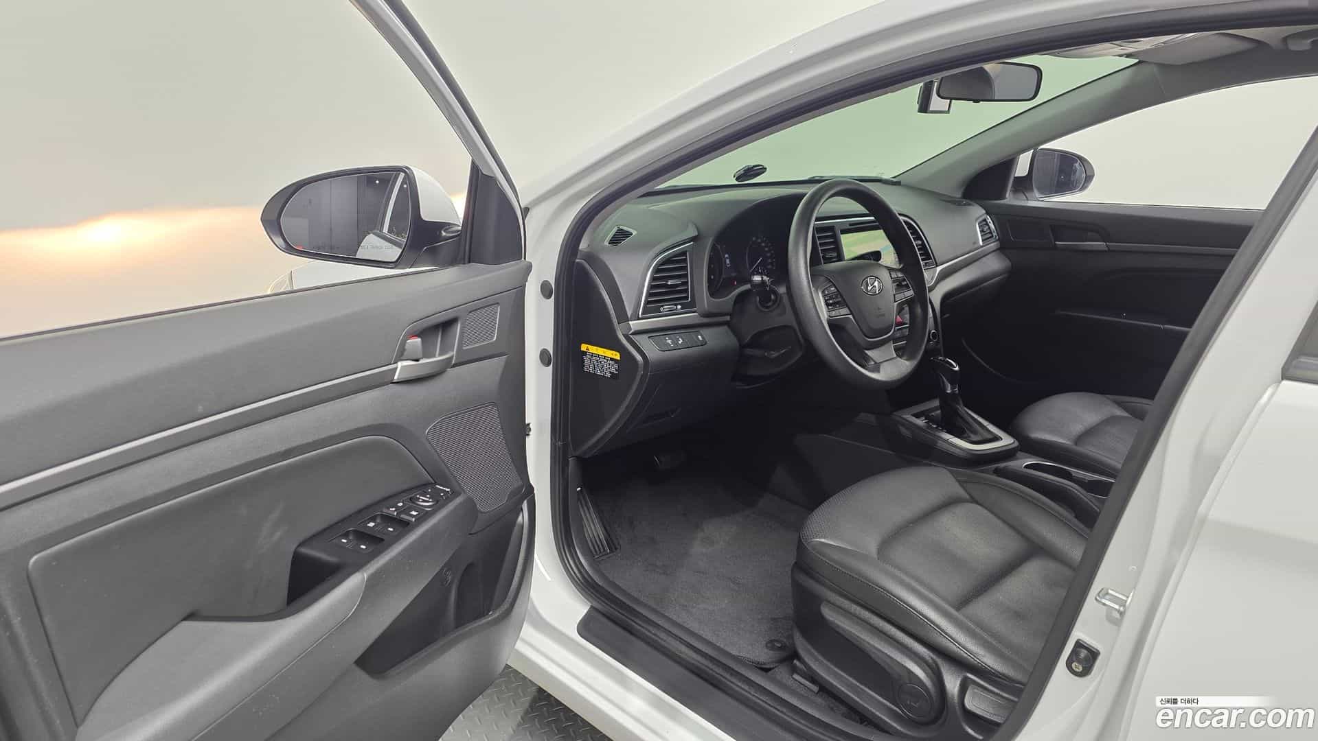 AVANTE Hyundai 2017.3-INNER-010