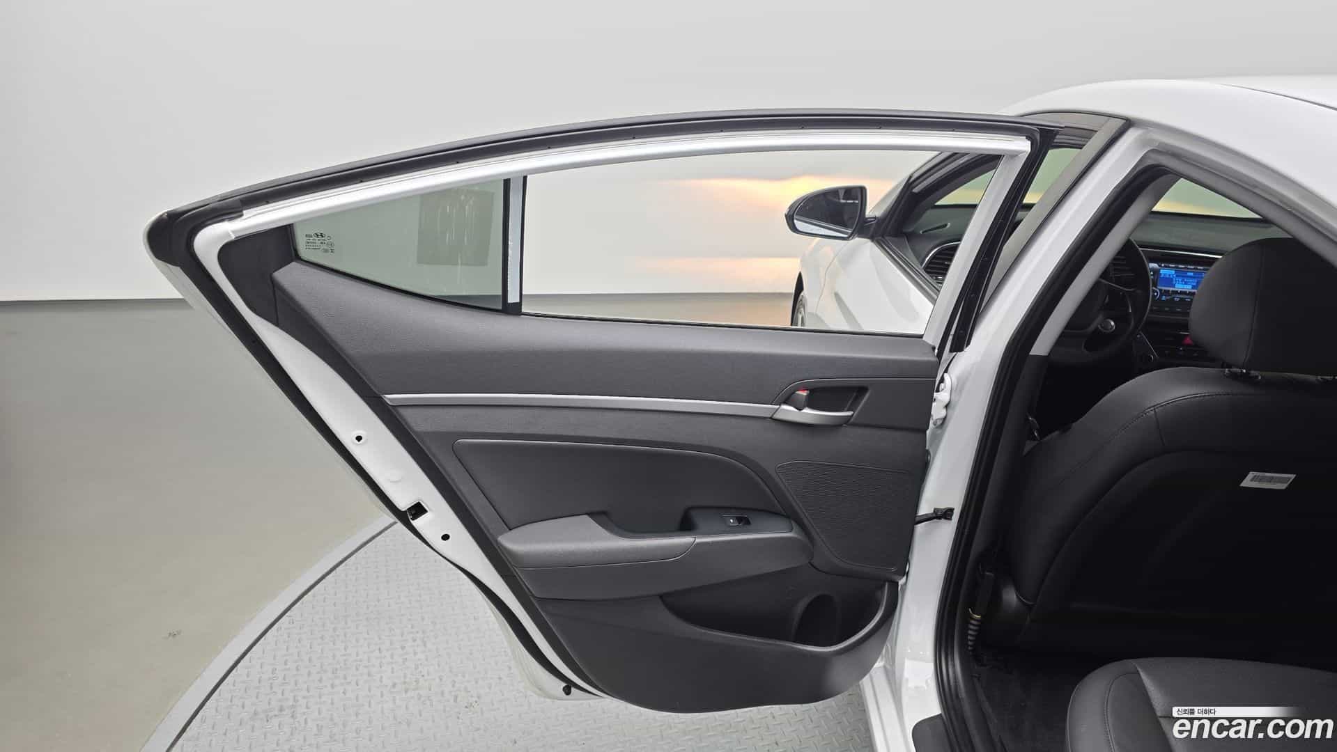 AVANTE Hyundai 2017.3-INNER-035