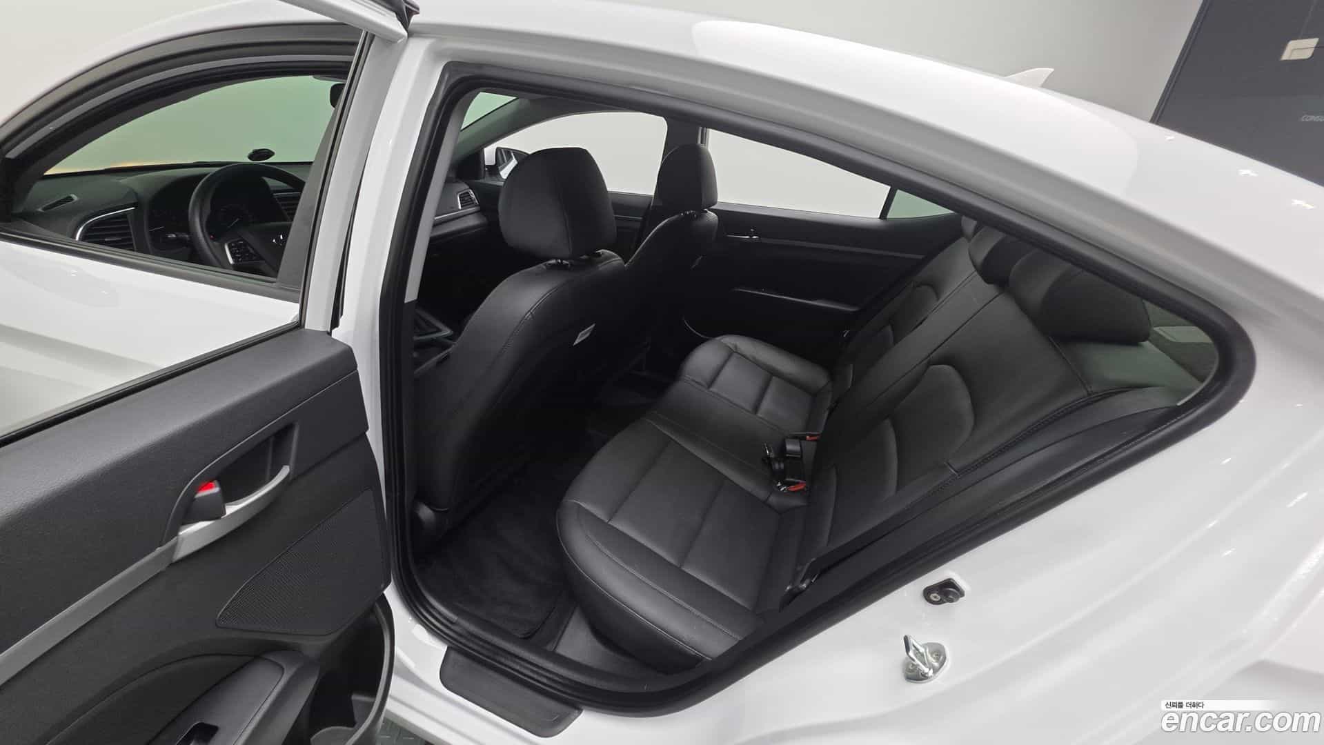 AVANTE Hyundai 2017.3-INNER-036