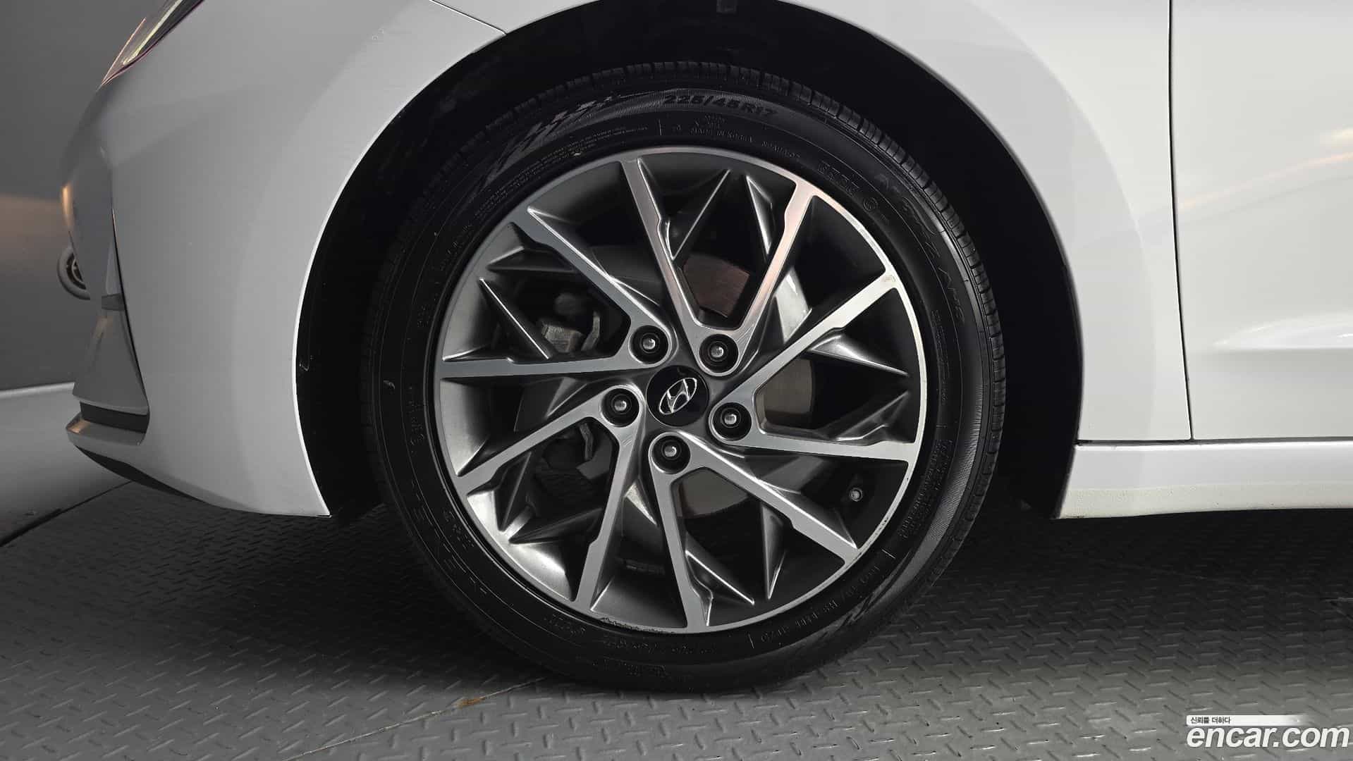 AVANTE Hyundai 2019.6-OUTER-005
