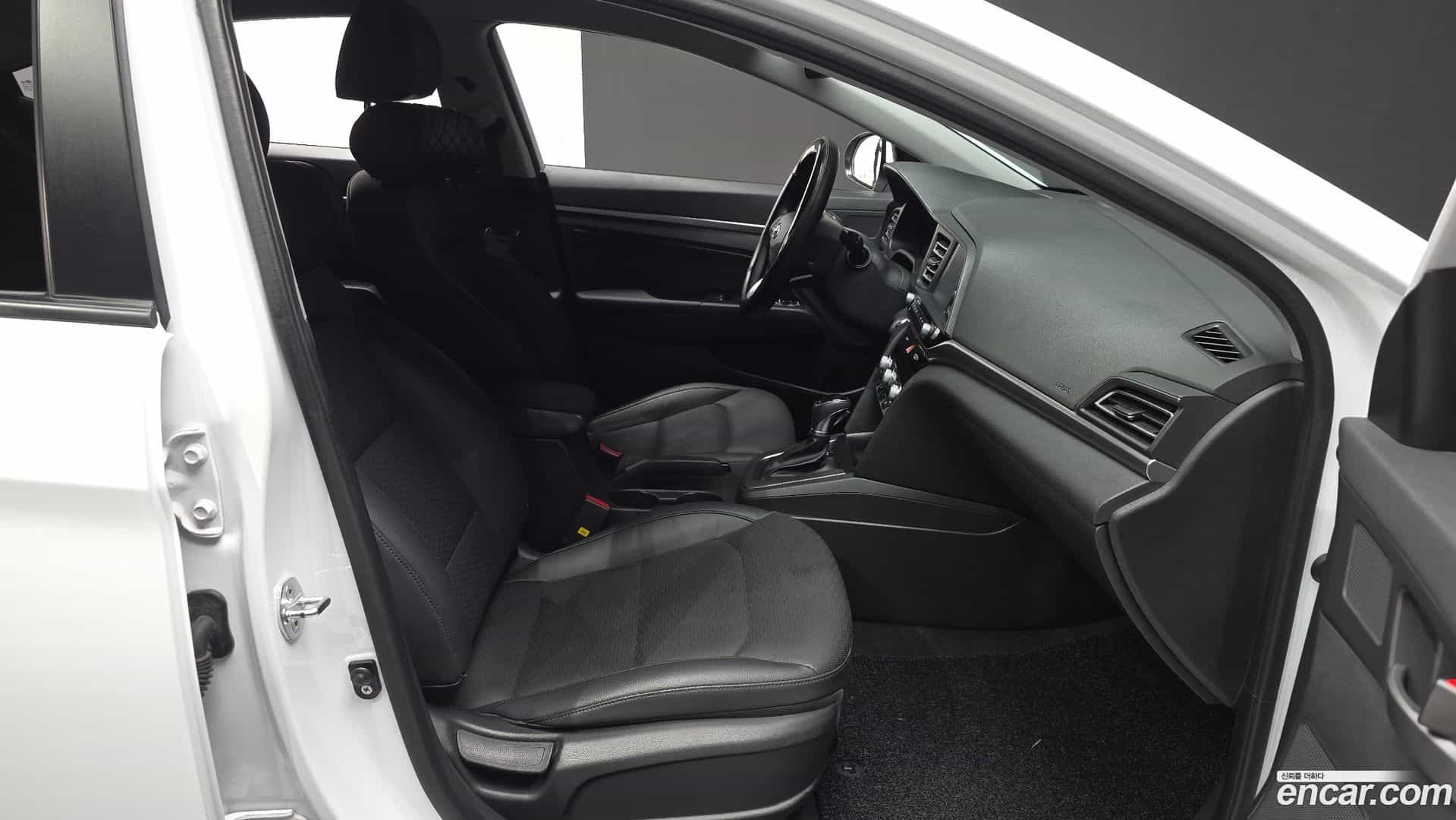AVANTE Hyundai 2019.6-OPTION-016