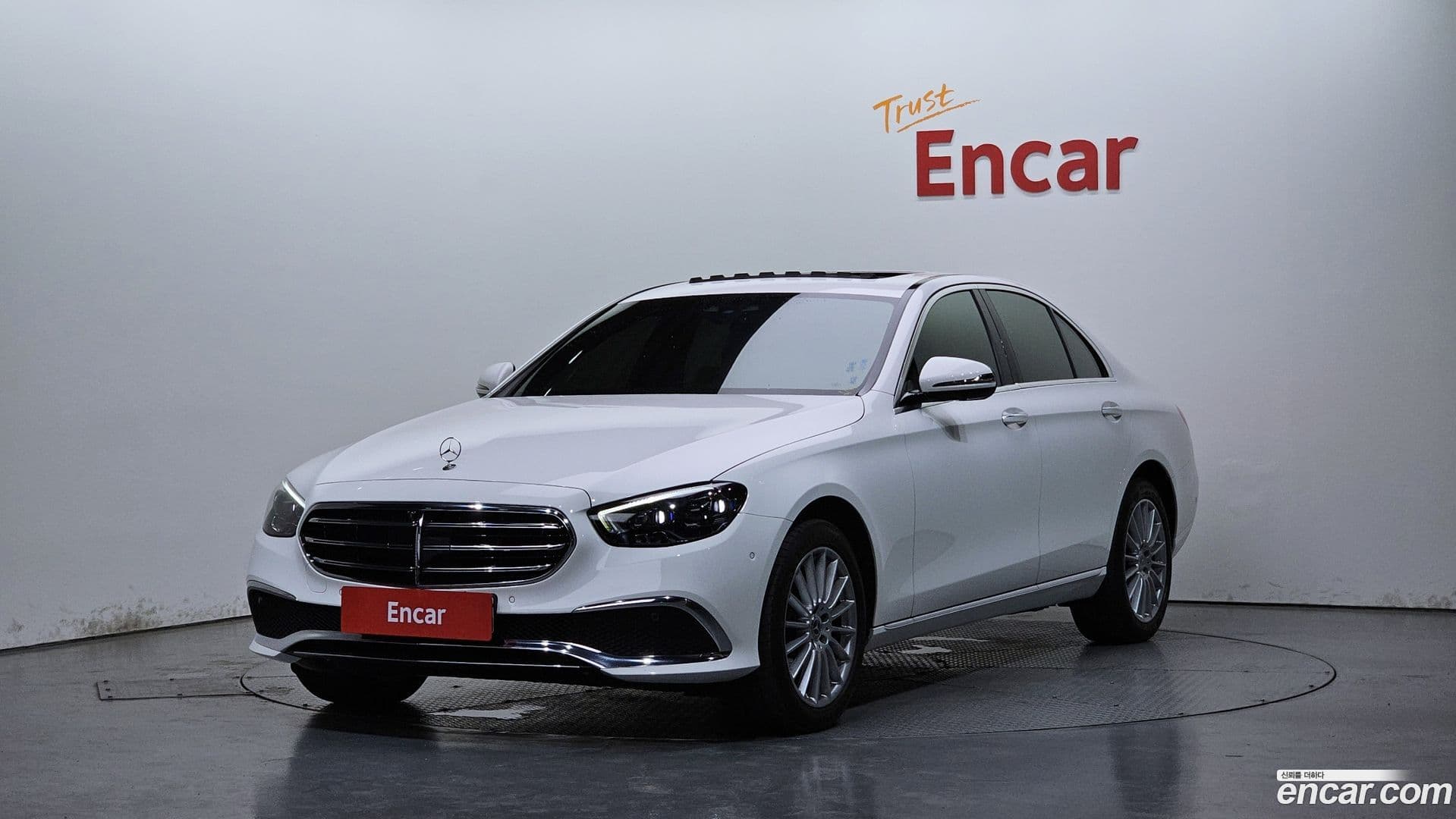 Main__Slider__Photo:E-Class Mercedes-Benz 2023.9-0