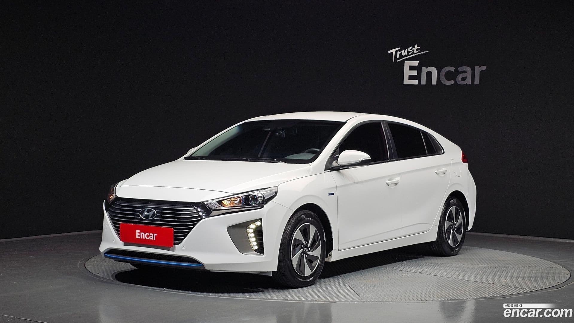 Main__Slider__Photo:Ioniq Hyundai 2016.2-0