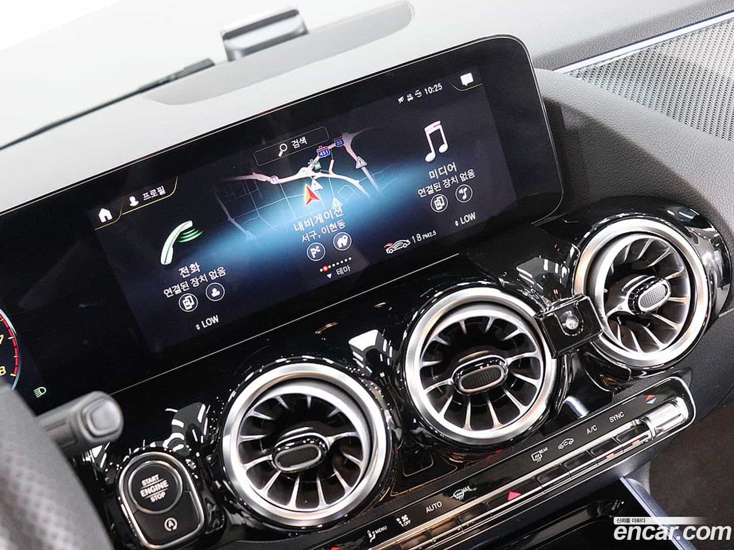GLA-Class Mercedes-Benz 2023.1-INNER-008