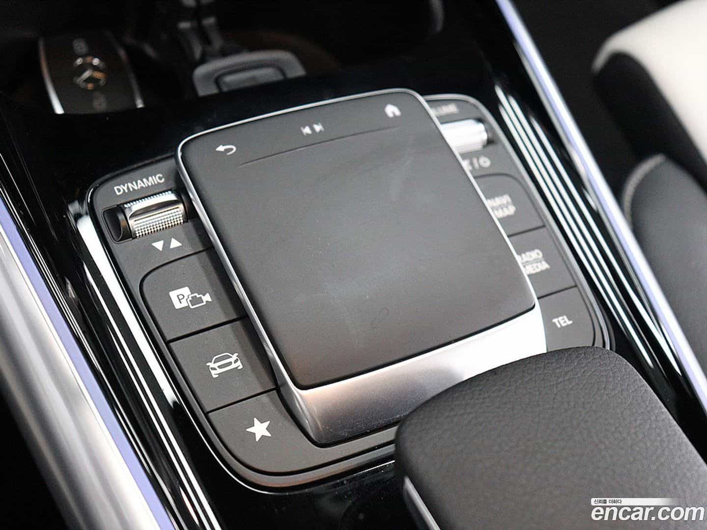 GLA-Class Mercedes-Benz 2023.1-INNER-010