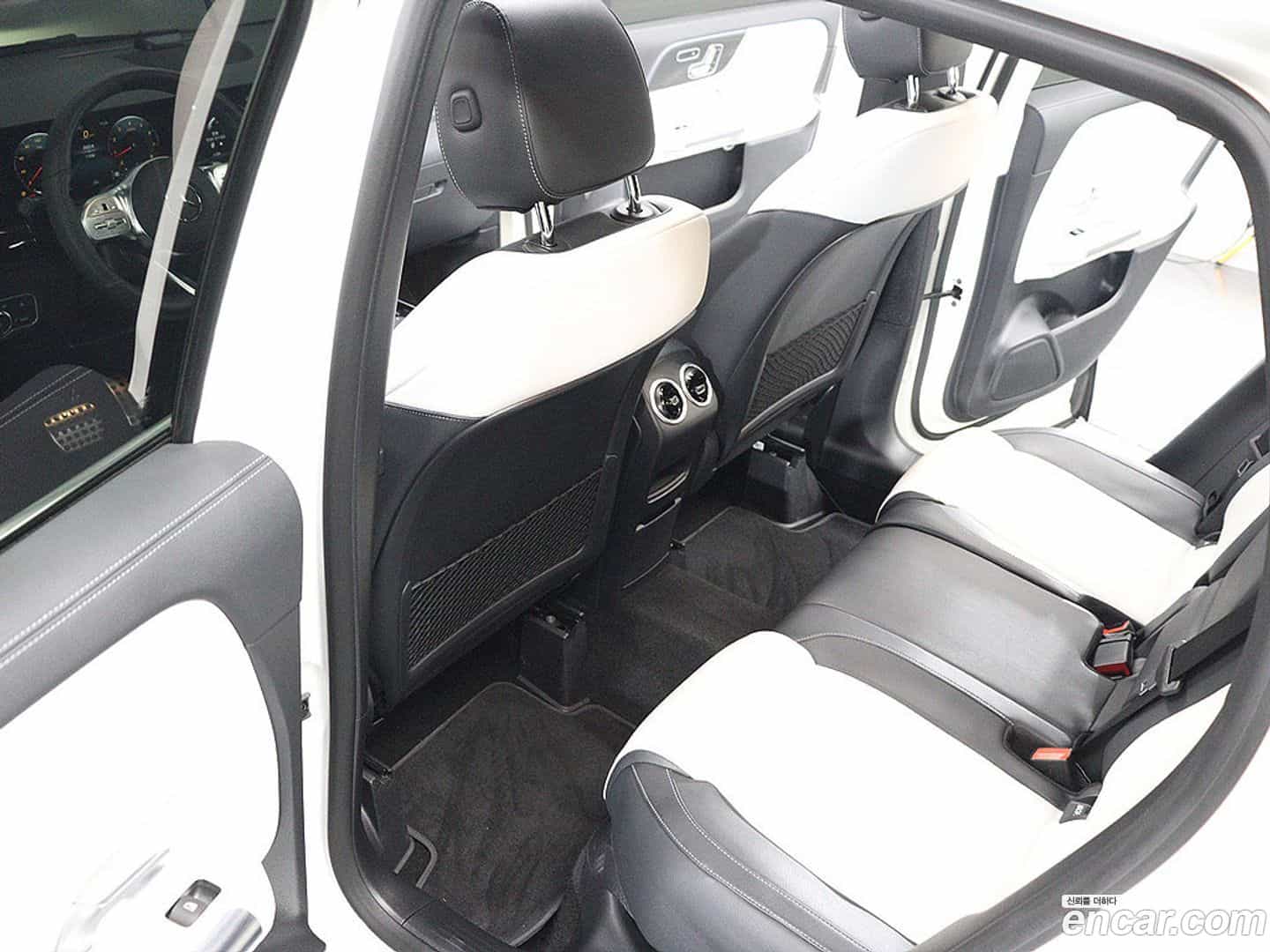 GLA-Class Mercedes-Benz 2023.1-OPTION-020