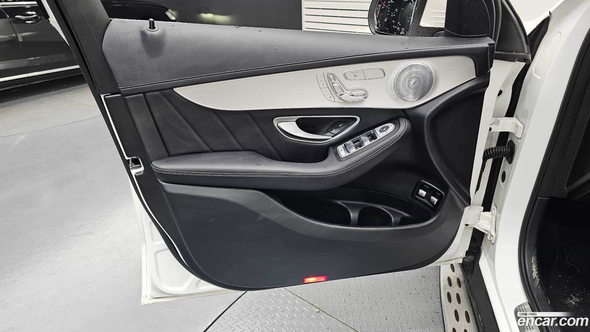 GLC-Class Mercedes-Benz 2018.11-INNER-034