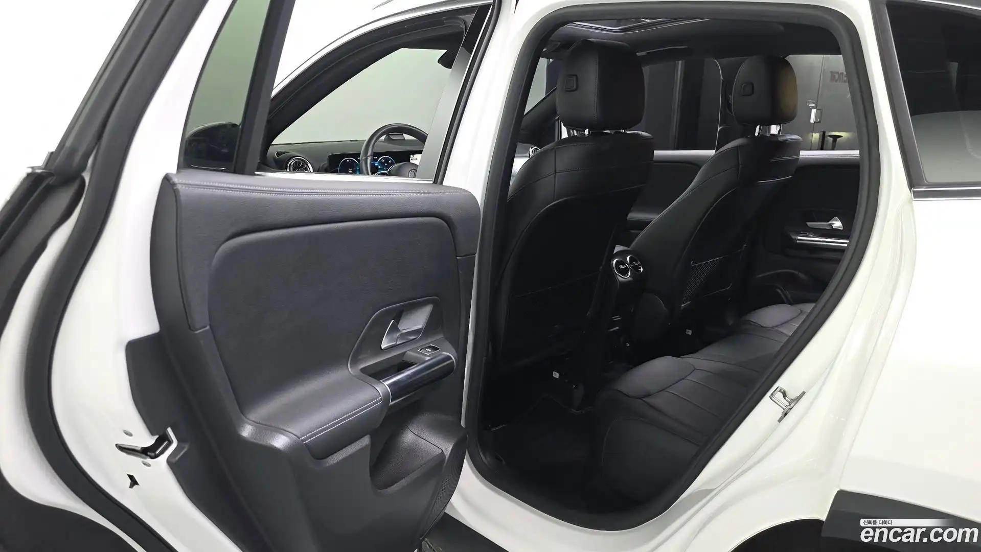 GLA-Class Mercedes-Benz 2021.7-INNER-036