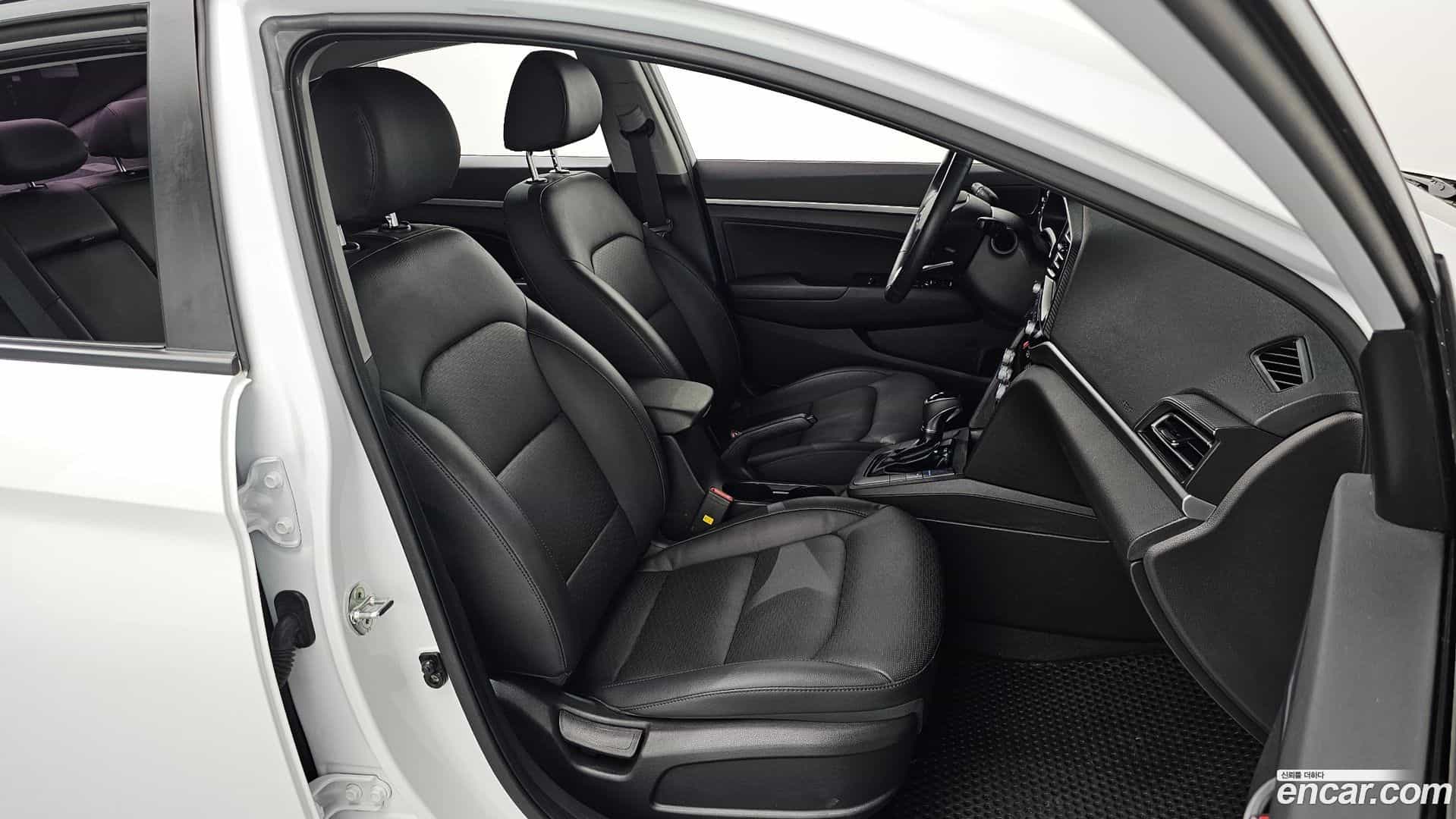 AVANTE Hyundai 2019.10-OPTION-015