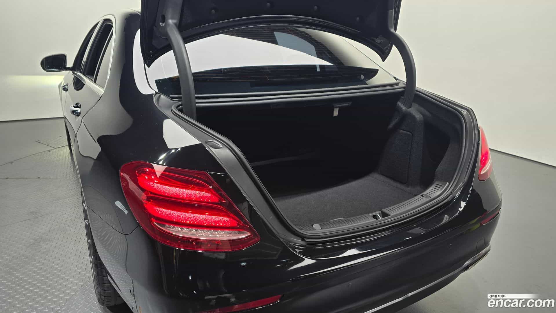 E-Class Mercedes-Benz 2017.8-OPTION-022