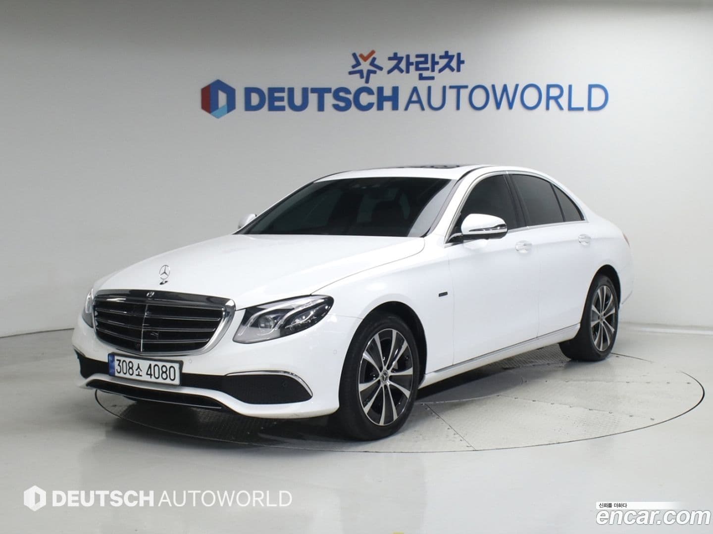 Main__Slider__Photo:E-Class Mercedes-Benz 2020.8-0