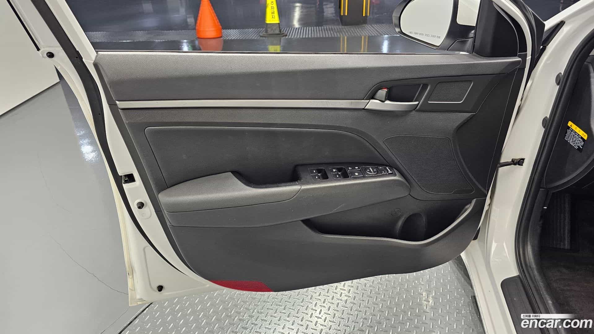 AVANTE Hyundai 2016.5-INNER-034