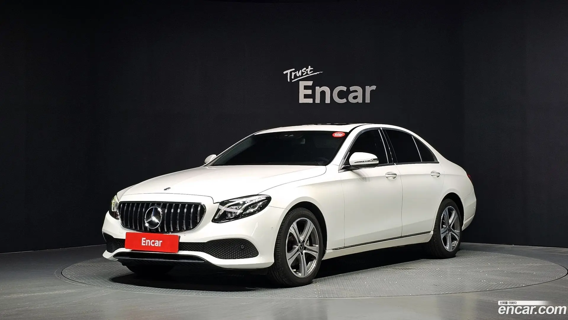 Main__Slider__Photo:E-Class Mercedes-Benz 2018.11-0