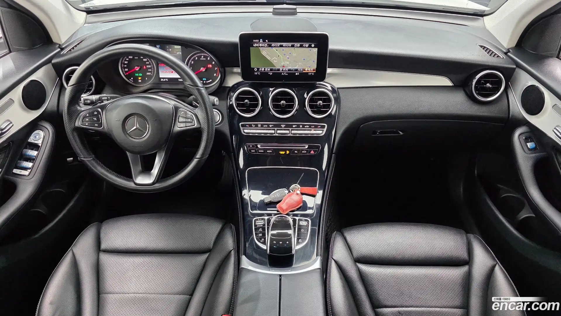 GLC-Class Mercedes-Benz 2018.10-INNER-007