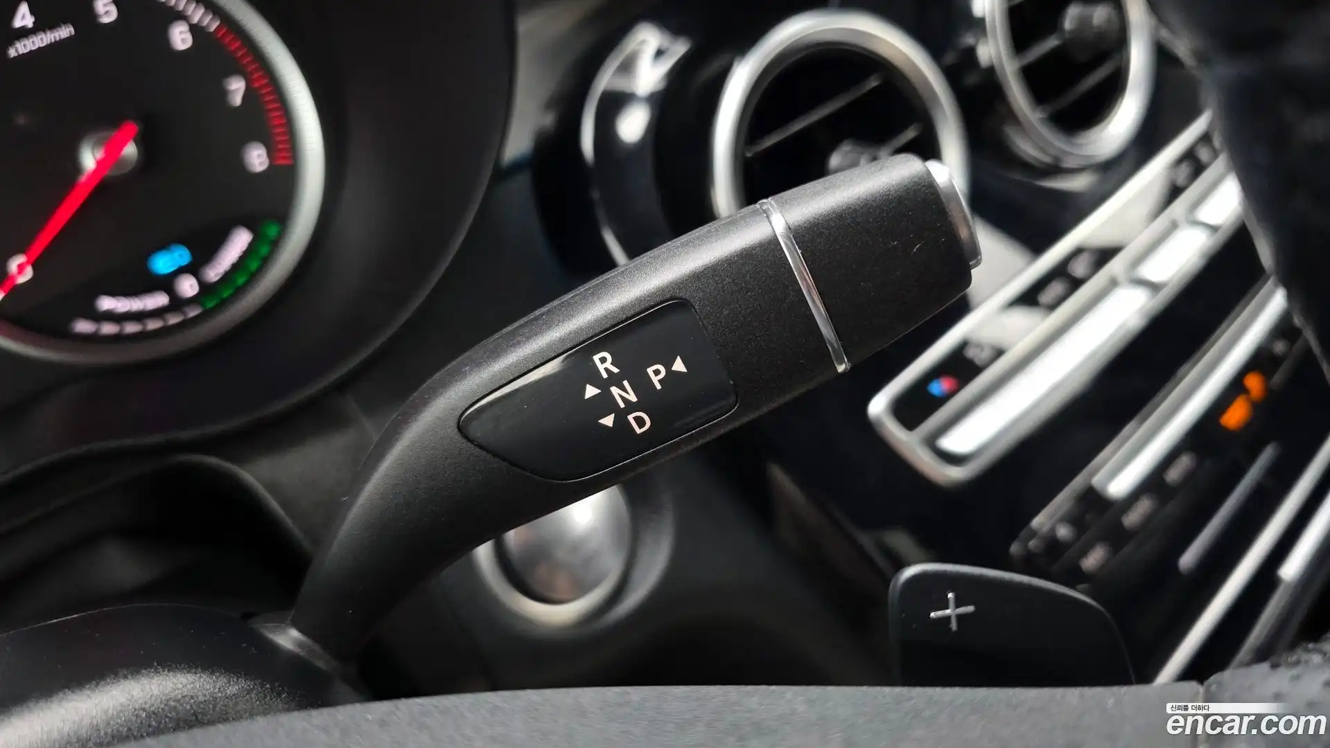 GLC-Class Mercedes-Benz 2018.10-INNER-009