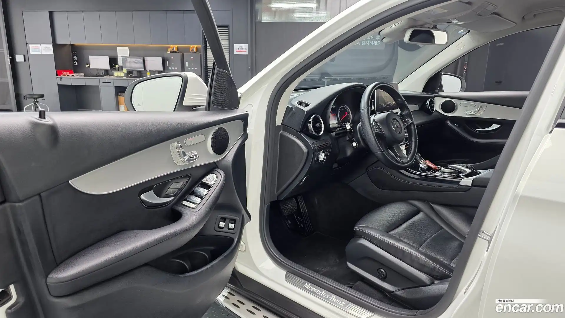 GLC-Class Mercedes-Benz 2018.10-INNER-010