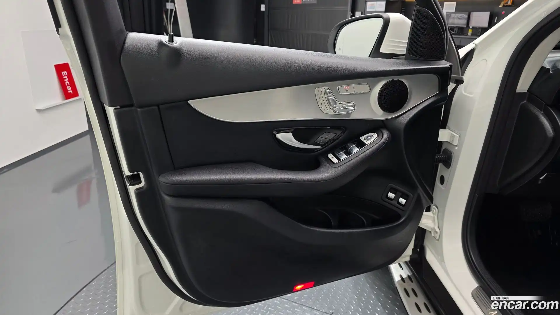 GLC-Class Mercedes-Benz 2018.10-INNER-034