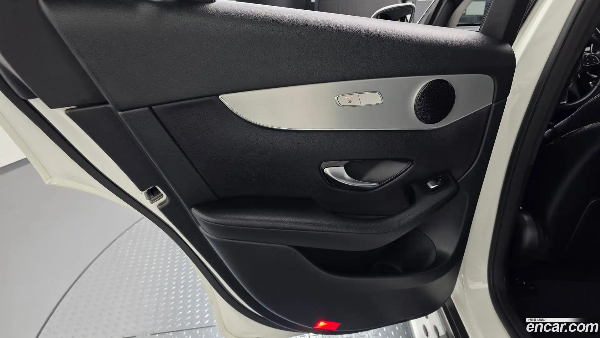 GLC-Class Mercedes-Benz 2018.10-INNER-035