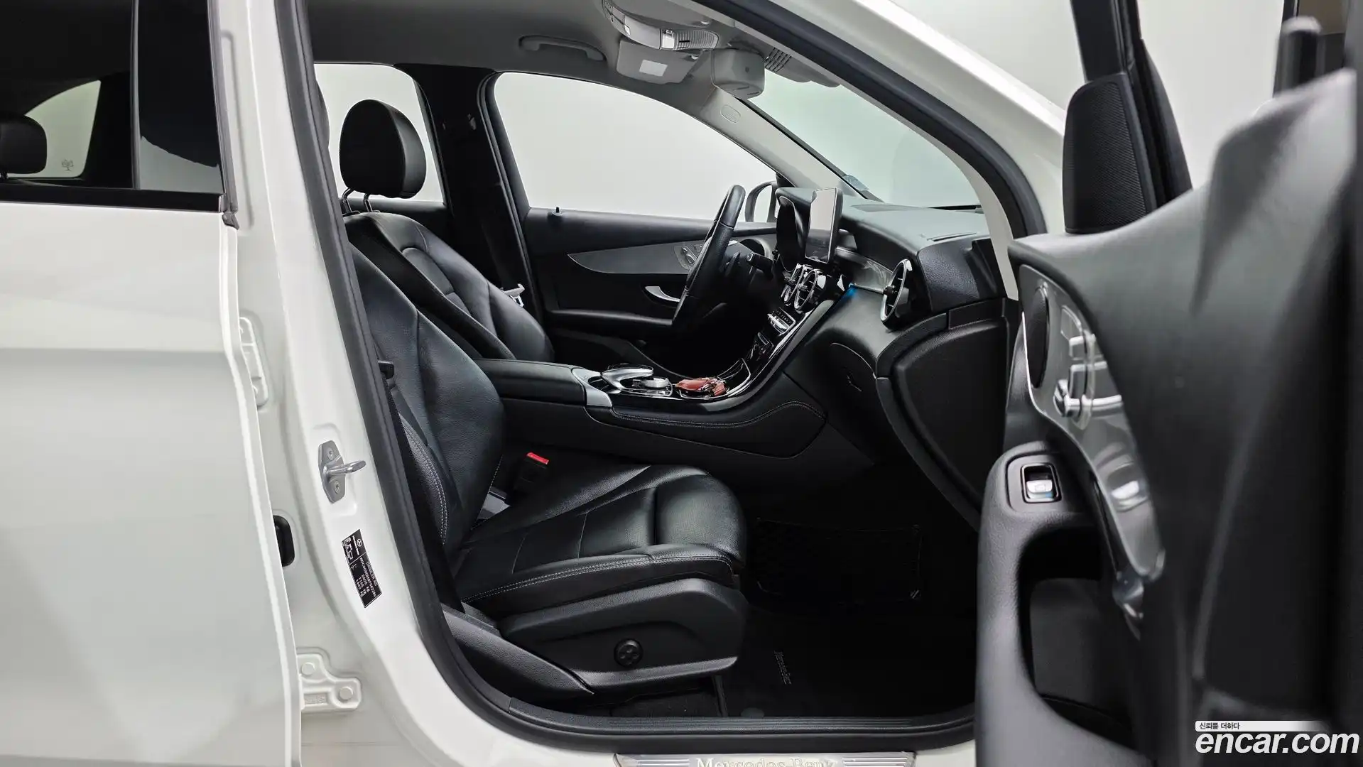 GLC-Class Mercedes-Benz 2018.10-INNER-036