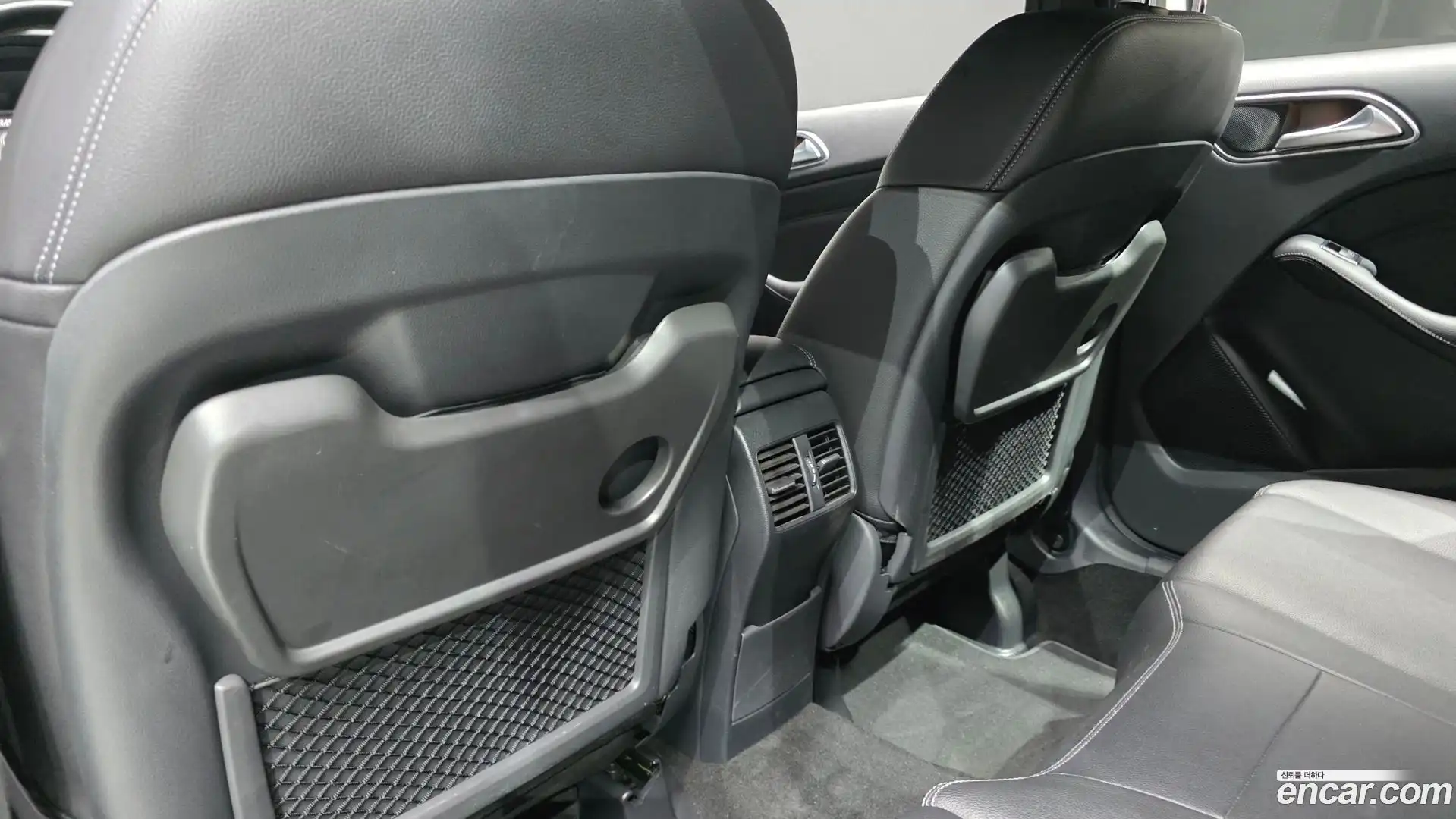 B-Class Mercedes-Benz 2018.8-OPTION-040
