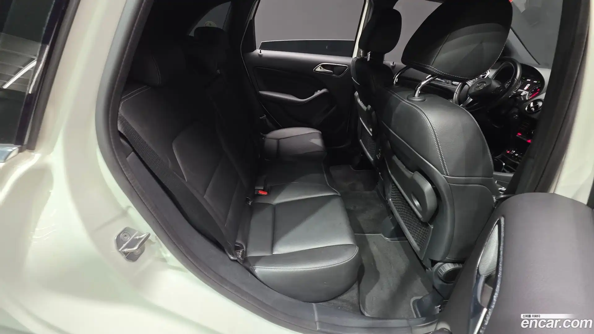B-Class Mercedes-Benz 2018.8-OPTION-041