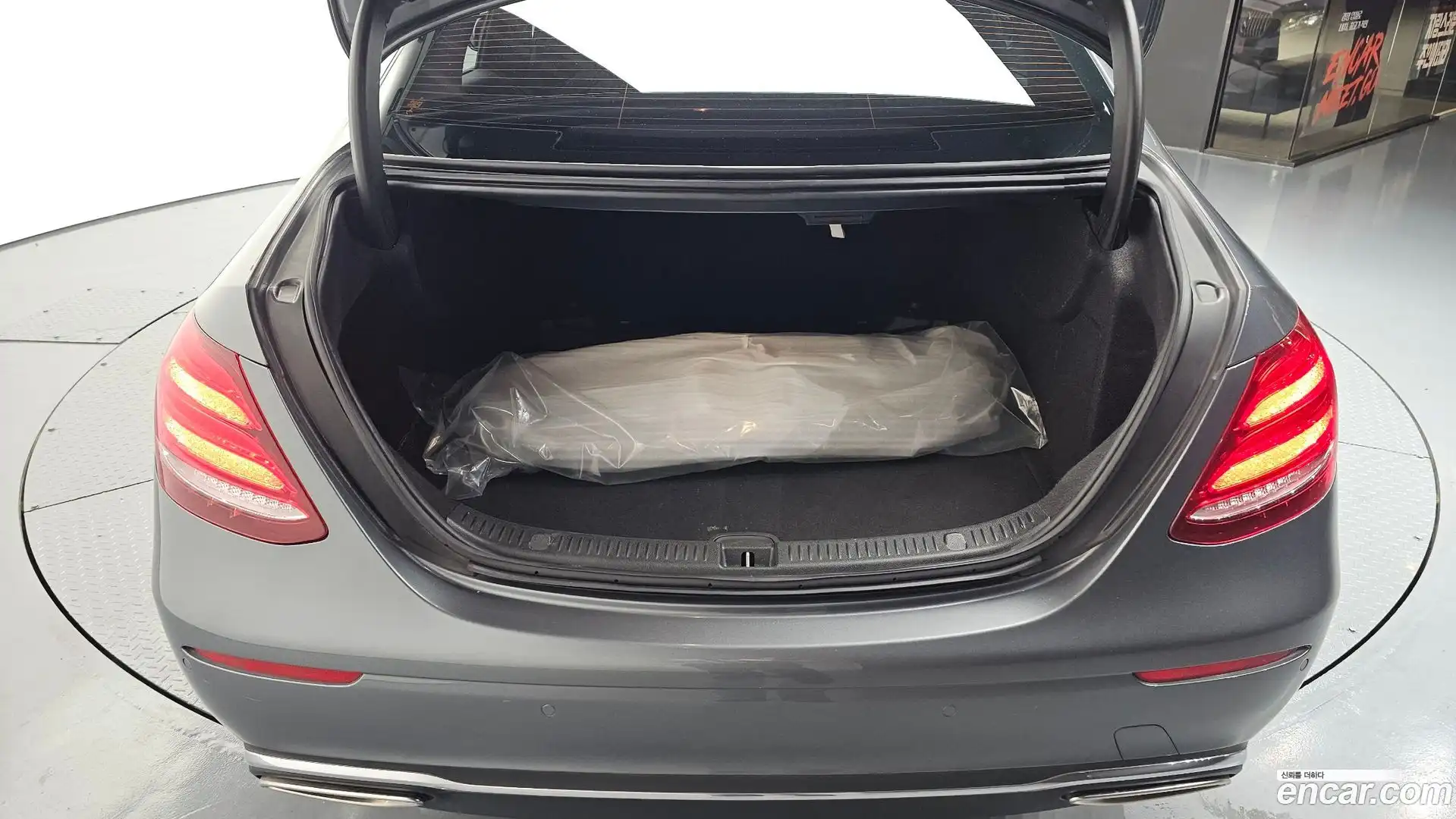 E-Class Mercedes-Benz 2019.4-OPTION-045