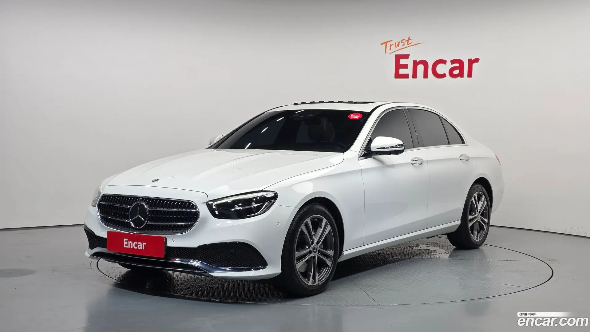 Main__Slider__Photo:E-Class Mercedes-Benz 2023.9-0
