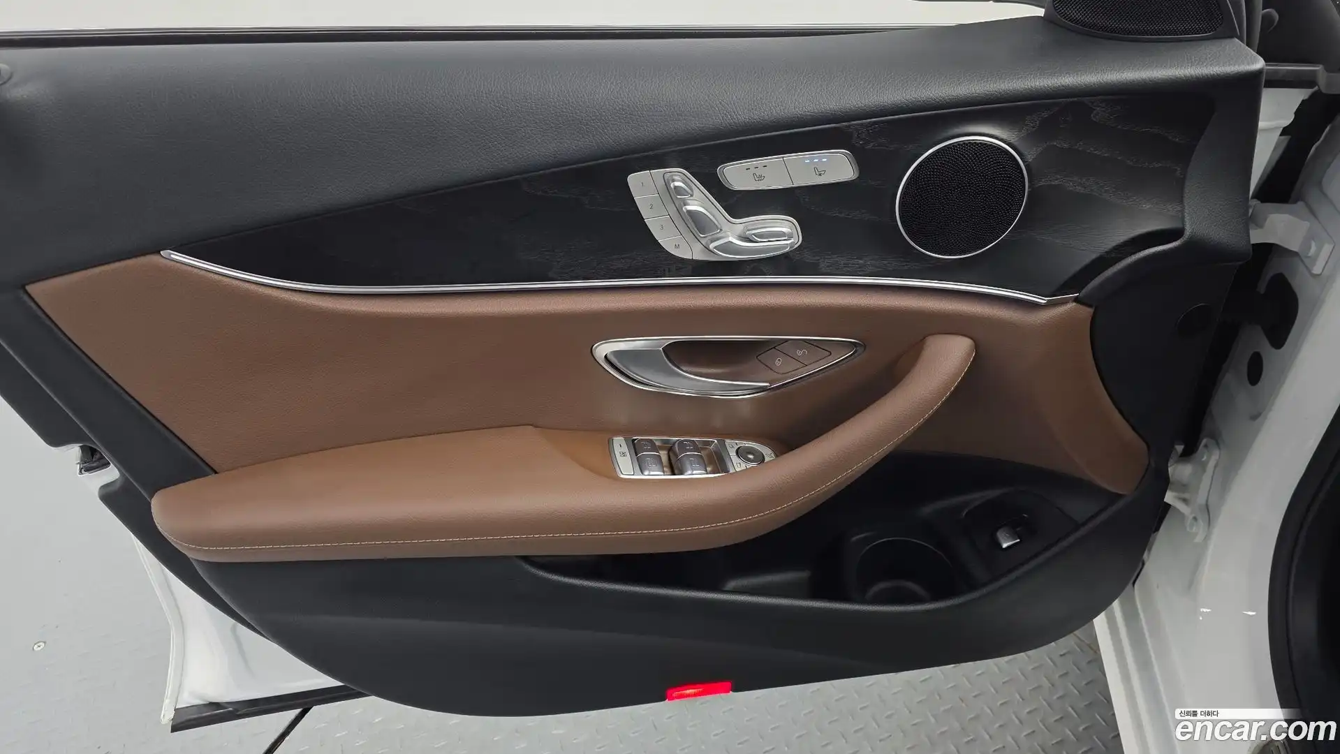 E-Class Mercedes-Benz 2023.9-INNER-034