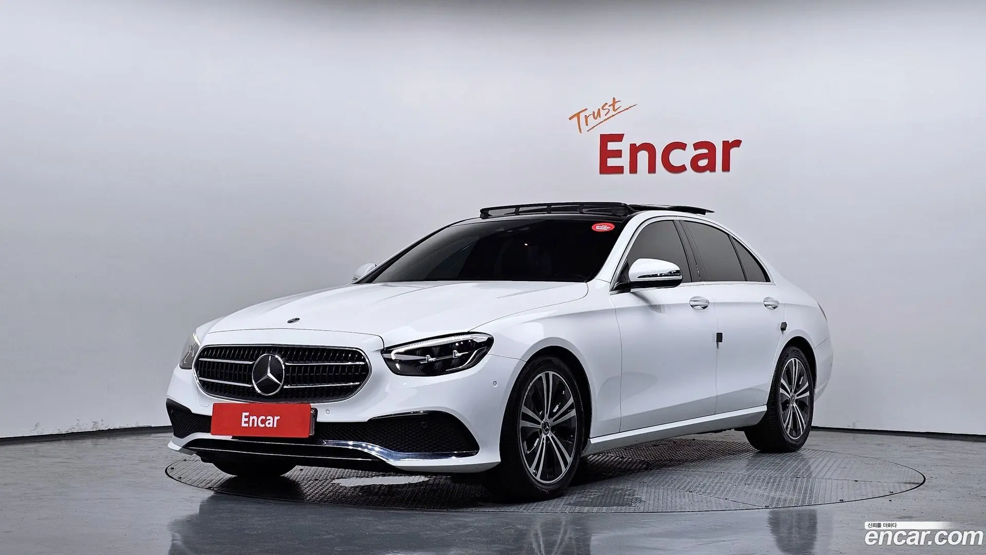 Main__Slider__Photo:E-Class Mercedes-Benz 2021.6-0