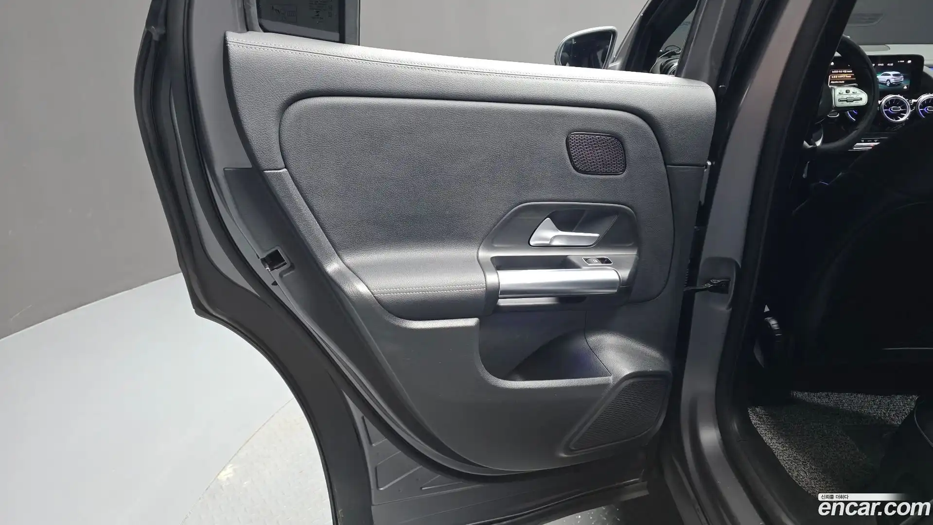 EQA Mercedes-Benz 2022.6-INNER-035