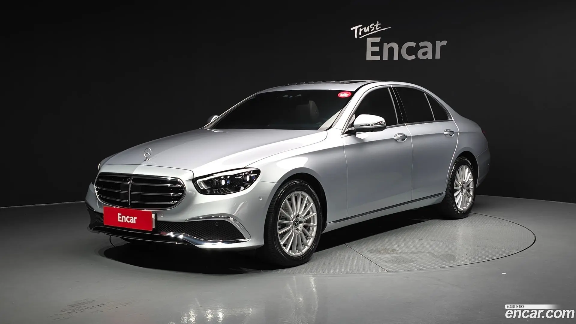 Main__Slider__Photo:E-Class Mercedes-Benz 2022.4-0