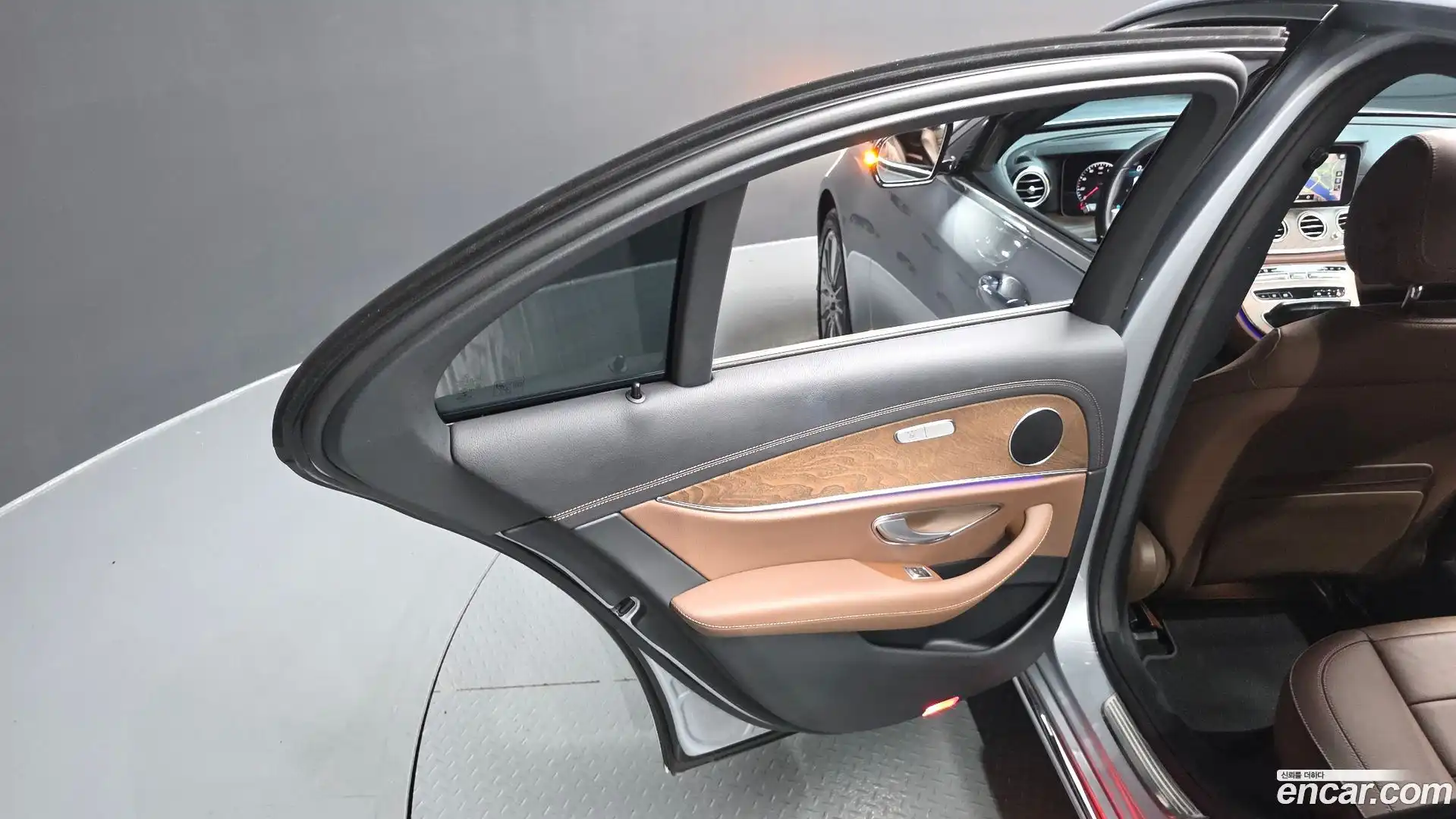 E-Class Mercedes-Benz 2022.4-INNER-035